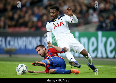 Il CSKA Mosca Zoran Tosic (sinistra) e Tottenham Hotspur's Danny Rose battaglia per la sfera durante la UEFA Champions League, gruppo e corrispondono allo Stadio di Wembley, Londra. Foto Stock