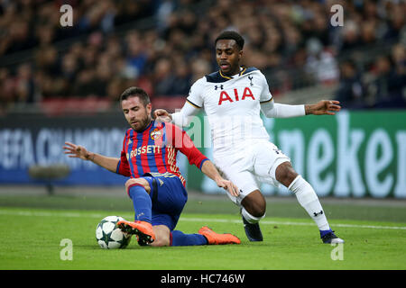 Zoran Tosic (a sinistra) e Danny Rose di Tottenham Hotspur combattono per la palla durante la partita UEFA Champions League, Group e allo stadio Wembley di Londra. PREMERE ASSOCIAZIONE foto. Data foto: Mercoledì 7 dicembre 2016. Vedi la storia della Pennsylvania Soccer Tottenham. Il credito fotografico dovrebbe essere: Steven Paston/PA Wire Foto Stock