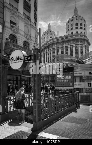 Foto della città di Buenos Aires che mostra entrata della metropolitana. Foto Stock