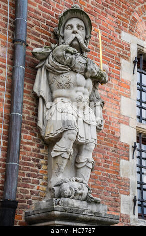 Polonia, Pomerania, Gdansk (Danzica), guerriero arcaica statua al grande arsenale Foto Stock