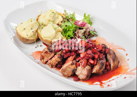 Arrosto di manzo con berry e salsa di mele Foto Stock