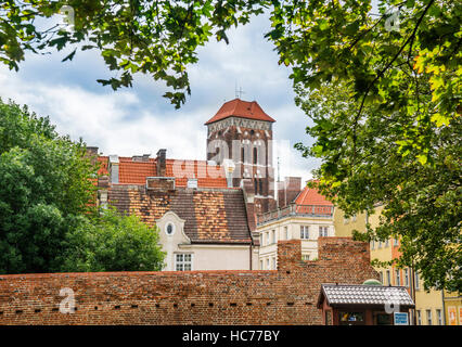 Polonia, Pomerania, Gdansk (Danzica), resti di mura medievali della città presso il vecchio mercato di fragola con vista la chiesa di Santa Maria Foto Stock