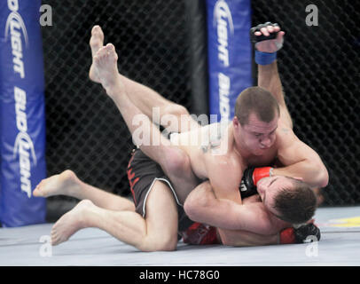 UFC fighter Paul Kelly, top combatte Jacob Volkmann a UFC-Live: Jones vs. Matyushenko al San Diego Sports Arena Il 1 agosto 2010, a San Diego, California. Francesco Specker Foto Stock