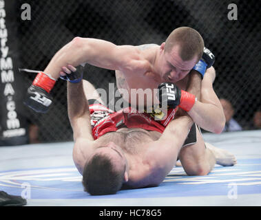 UFC fighter Paul Kelly, top combatte Jacob Volkmann a UFC-Live: Jones vs. Matyushenko al San Diego Sports Arena Il 1 agosto 2010, a San Diego, California. Francesco Specker Foto Stock