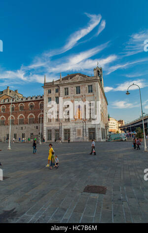 Genova, Italia - 2 giugno 2015: persone non identificate da Palazzo San Giorgio di Genova, Italia. Il palazzo fu costruito nel 1260 e la facciata è stata refrescoed nella lat Foto Stock