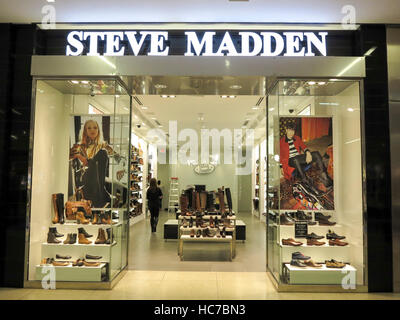 ALBERTA, Canada - 23 settembre 2014: vista a Steve Madden shop in Alberta, Canada. Si tratta di un'azienda di calzature fondata nel 1990. Foto Stock