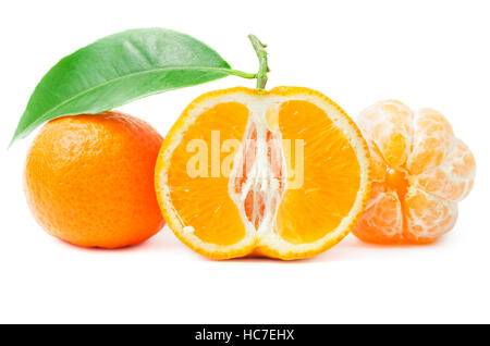 Agrumi con foglia, tagliato a metà mandarino, sbucciato tangerine isolato su uno sfondo bianco. Foto Stock