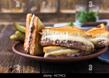 In casa di tonno sandwich di fusione sulla tabella rurale Foto Stock