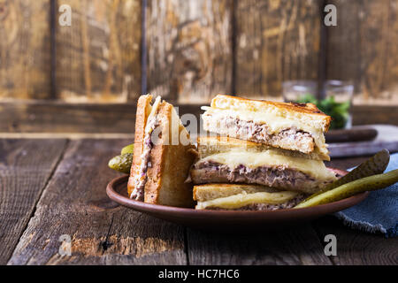 In casa di tonno sandwich di fusione sulla tabella rurale Foto Stock