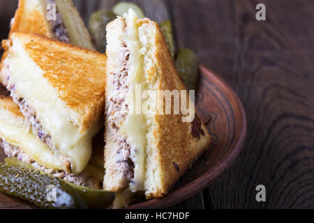 In casa di tonno sandwich di fusione sulla tabella rurale Foto Stock