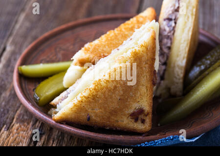 In casa di tonno sandwich di fusione sulla tabella rurale Foto Stock