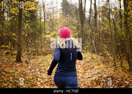 La donna in rosa hat jogging Foto Stock