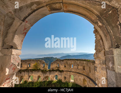 Rovine del Castello di Lietava (Lietavsky hrad), xiii secolo, Mala Fatra montagne in lontananza, nei pressi di Zilina, Slovacchia Foto Stock