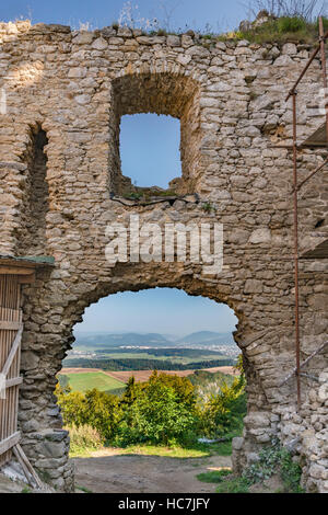 Rovine del Castello di Lietava (Lietavsky hrad), xiii secolo, distante vista della città di Zilina, Slovacchia Foto Stock