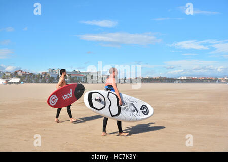 Windsurf in autunno ,sulla spiaggia di Malvarrosa ,Valencia, uno dei luoghi più popolari in tutto il mondo . Foto Stock