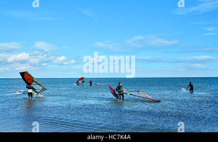 Windsurf in autunno ,sulla spiaggia di Malvarrosa ,Valencia, uno dei luoghi più popolari in tutto il mondo . Foto Stock