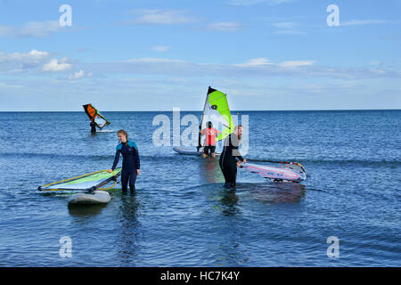 Windsurf in autunno ,sulla spiaggia di Malvarrosa ,Valencia, uno dei luoghi più popolari in tutto il mondo . Foto Stock