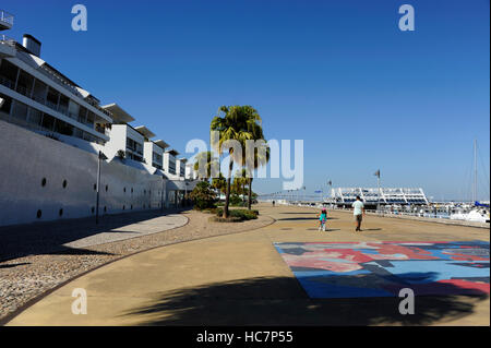 La nave di crociera appartamento edificio, Troufa architetto reale, Passeio Neptuno, Parque das Nacoes, Nazione Park, Lisbona, Portogallo Foto Stock