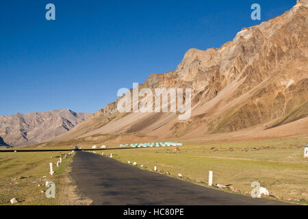 Tented Camp turistica sopraffatte da montagne in alta altitudine Lingani pianure a Sarchu (4200m) in Ladakh, India Foto Stock