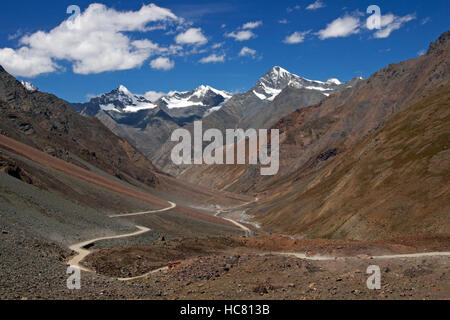 Manali a Leh autostrada di montagna. Sterile ha raggiunto un picco di neve montagne. Strada tortuosa. India Foto Stock