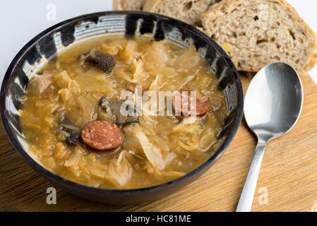 Natale la zuppa di cavolo kapustnica con funghi su sfondo bianco. Foto Stock