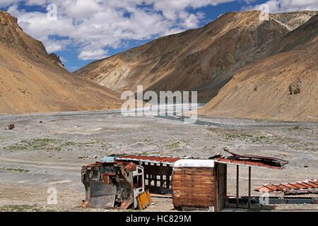 Scheletri di carrelli abbandonati lungo la strada di montagna tra Manali e Leh in Ladakh, India. Foto Stock