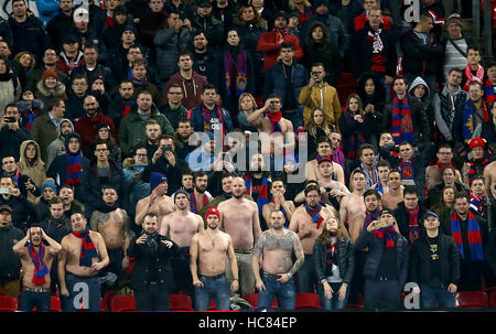 Il CSKA Mosca tifosi sulle tribune mostrano il loro sostegno durante la UEFA Champions League, gruppo e corrispondono allo Stadio di Wembley, Londra. Foto Stock