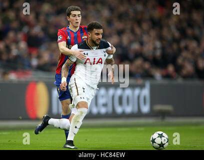 Astemir Gordyushenko di Mosca e Kyle Walker di Tottenham Hotspur combattono per la palla durante la partita della UEFA Champions League, Group e allo stadio Wembley di Londra. PREMERE ASSOCIAZIONE foto. Data foto: Mercoledì 7 dicembre 2016. Vedi la storia della Pennsylvania Soccer Tottenham. Il credito fotografico dovrebbe essere: Steven Paston/PA Wire Foto Stock