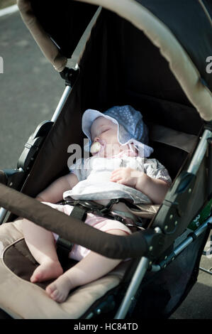 Little baby ragazza dorme nel passeggino Foto Stock