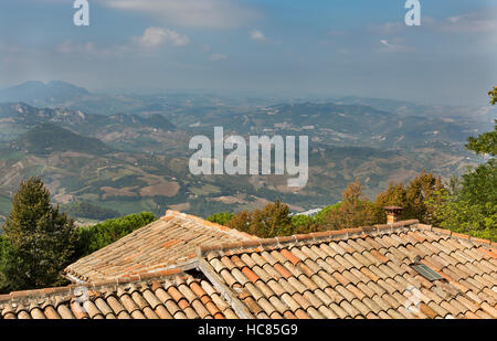 San Marino e Italia centrale del paesaggio rurale, vista dall'alto del Monte Titano montagna. Foto Stock