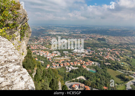 San Marino e Italia centrale del paesaggio rurale, vista dall'alto del Monte Titano montagna. Foto Stock