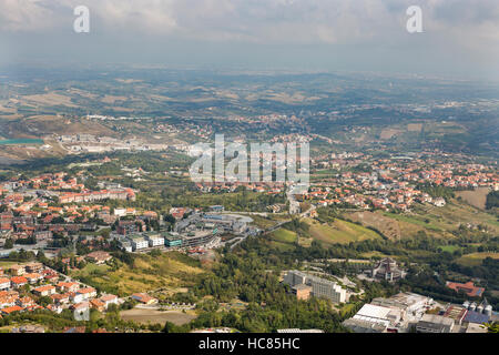 San Marino e Italia centrale del paesaggio rurale, vista dall'alto del Monte Titano montagna. Foto Stock