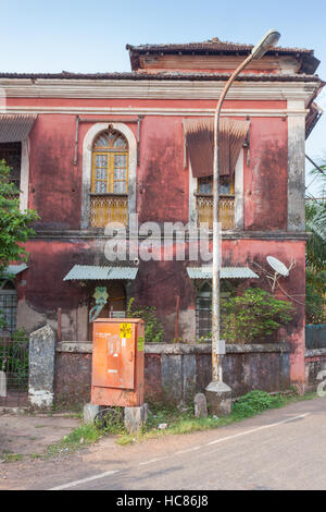 Vecchia casa abbandonata costruita in stile coloniale di stile portoghese, Panjim, Goa, India Foto Stock