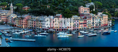 La mattina presto sulla città portuale di Portofino, Liguria, Italia Foto Stock