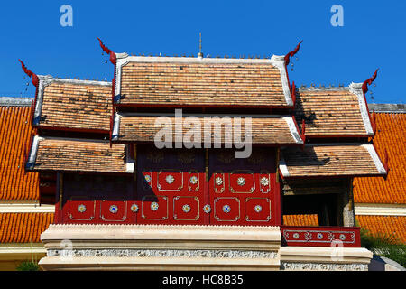 Tetto tradizionali di costruzione presso il Wat Phra Singh tempio in Chiang Mai Thailandia Foto Stock