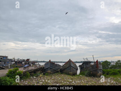 Vecchio weathered barche in cantiere di Yangon Foto Stock