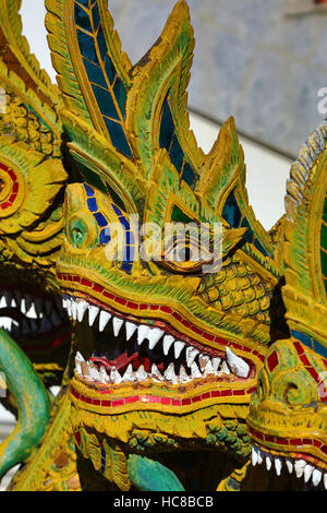 Naga statua all ordinazione hall a Wat Buppharam tempio in Chiang Mai Thailandia Foto Stock