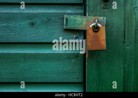 Lucchetto su un vecchio capannone in legno porta. Foto Stock