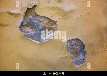 All'esterno la parete texture con peeling intonaco giallo. Foto Stock