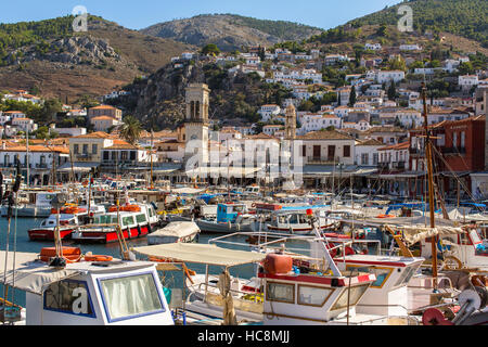 Barche di pescatori locali nel porto di Hydra Island, il mare Egeo, Grecia. Foto Stock