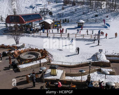 Vista di Buckaroo sollevare e il Park Hyatt una buca per il fuoco, Beaver Creek Resort, Colorado. Foto Stock