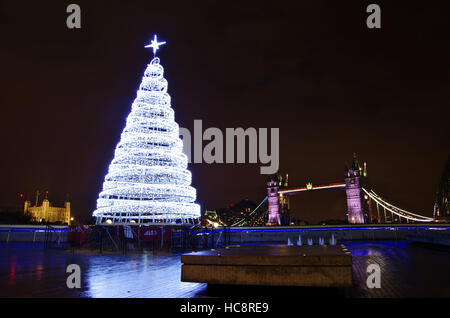 LONDON, Regno Unito - 01 dic 2016 - Albero di Natale e il Tower Bridge Foto Stock