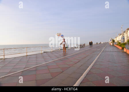 St Michael's ospizio di carità lavoratore vestito come Rudolph la renna, Hastings fronte mare, Regno Unito Foto Stock