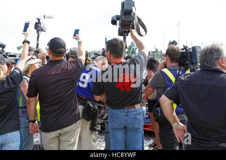 Media scrum presso un NASCAR corsia di vittoria Foto Stock