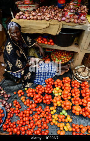 Il Burkina Faso, Bobo Dioulasso, Grande Marche, il grande mercato, donna musulmana vende verdure / Grosser Markt, Verkauf von Gemuese, Tomaten Foto Stock