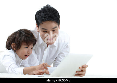 Ritratto di Padre amorevole e figlio utilizzando computer notebook Foto Stock