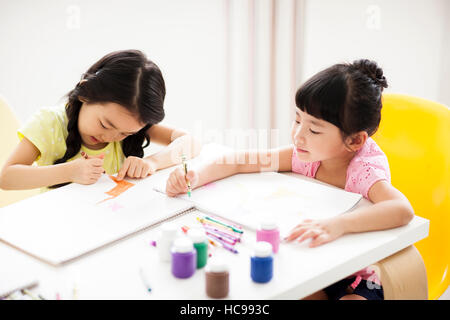 Ritratto di due ragazze foto di disegno su album da disegno Foto Stock