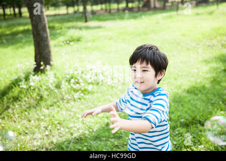 Ragazzo sorridente nel campo Foto Stock