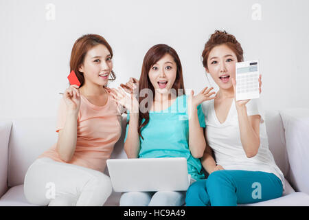 Tre giovani donne seduti insieme Foto Stock