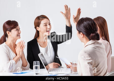 Ritratto di quattro donne di business avente una riunione Foto Stock